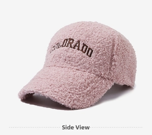 Détail de la casquette rose en polaire avec broderie Colorado et texture douce et chaude
