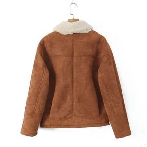 Vue arrière d'une veste en daim marron avec un col en laine d'agneau blanche