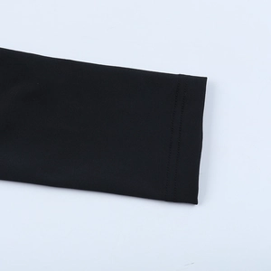 Détail des coutures à double aiguille sur poignets en tricot noir pour robe moulante