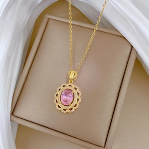 Collier luxueux plaqué or avec pierre ovale rose et entourage de diamants brillants
