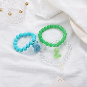 Detailansicht bunter Bären-Armbänder mit Acrylperlen und glitzernden Harz-Anhängern
