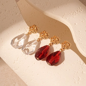 Orecchini vintage a fiore con rose in metallo dorato e pendenti in vetro sfaccettato per donna