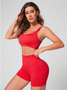 Dettaglio del set yoga rosso a costine con canotta a U e pantaloncini a vita alta