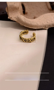 Vue détaillée d'une bague en laiton doré antique avec des motifs de vigne gravés