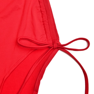 Détail de la robe rouge montrant le cordon de serrage latéral et le nœud décoratif