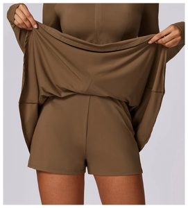 Détail de la robe-short de protection solaire marron avec short intégré et tissu technique