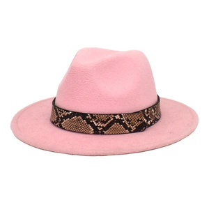 Détail du chapeau en laine rose avec un ruban en cuir imprimé serpent et boucle en métal