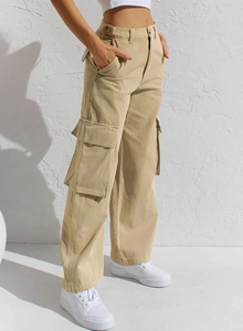 Detailansicht der khakifarbenen Cargo-Hose mit hoher Taille, weitem Bein und vielen Taschen