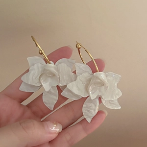 Élégantes boucles d'oreilles fleurs en résine blanc nacré avec anneau doré à la main