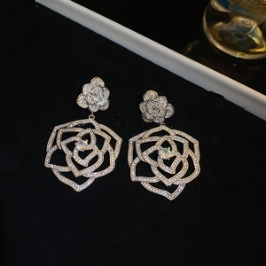 Macro de boucles d'oreilles rose avec tige en argent et pavé de zircone cubique