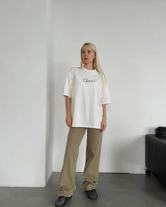 T-shirt blanc classique à col rond avec lettrage Cheers rouge pour un look décontracté