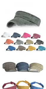 Dettaglio delle visiere in cotone lavato con vari colori e cinturino regolabile