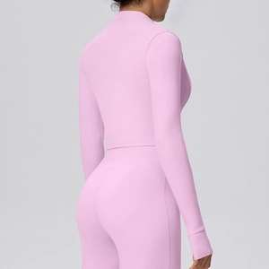 Detailansicht der rosa Slim-Fit Yoga-Jacke zeigt den elastischen Stoff und nahtlosen Rücken