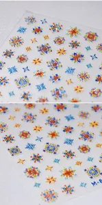 Vue macro d'autocollants laser mandala avec des motifs géométriques étoilés
