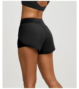 Détail du short de sport noir 2-en-1 montrant la conception multicouche et la poche latérale