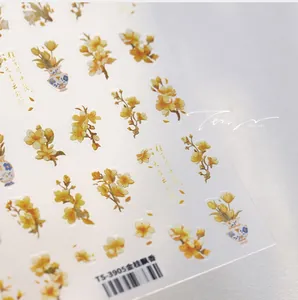 Detailansicht von Nagelaufklebern mit goldenen Osmanthusblüten und Porzellanvasenmotiven