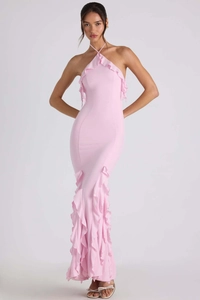 Détail de la robe de soirée rose dos nu avec volants et ourlet sirène élégant et raffiné