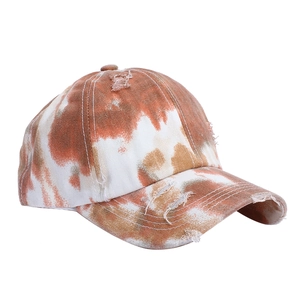 Vista dettagliata della trama in tela tie-dye consumata del berretto da baseball vintage
