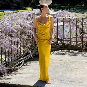 Robe longue élégante en satin jaune moutarde avec col bénitier et dos ouvert