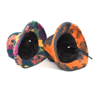Lot de deux bobs en polaire pelucheuse avec imprimé tie-dye coloré et camouflage orange