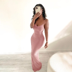 Dettaglio dell'abito lungo rosa attillato con pizzo delicato e design schiena scoperta