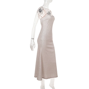Détail de robe de soirée à paillettes argentées montrant plis latéraux et tissu brillant