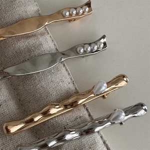 Elegant gold and silver metal hair clips featuring small and teardrop pearls