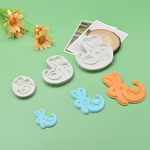 Trois tailles de moules à gâteaux en silicone en forme de lapin avec des figurines finies