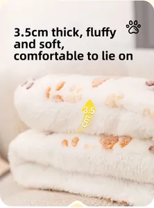 Detailoverzicht van 3,5 cm dikke pluche huisdierdeken met oranje pootafdrukken en textuur