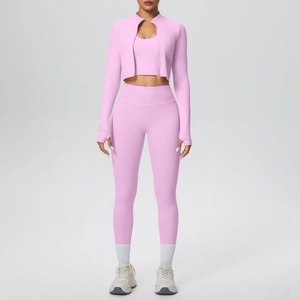 Vista dettagliata del set yoga rosa da 3 pezzi con giacca, reggiseno sportivo e leggings a vita alta