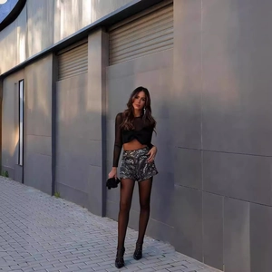 Haut chic en mesh noir à manches longues avec short pailleté à taille haute