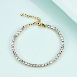 Vue macro d'un bracelet tennis doré avec zircons ronds et fermoir à mousqueton ajustable