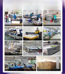 Vista dettagliata della linea di produzione in fabbrica per teche in acrilico