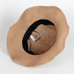 Vue intérieure détaillée du chapeau de paille avec bandeau et cordon de réglage noir