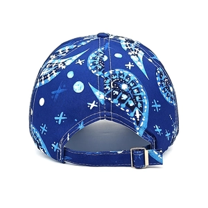 Dettaglio posteriore del cappello paisley blu scuro con cinturino regolabile