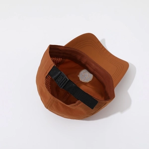 Vue détaillée de l'intérieur avec sangle réglable d'une casquette marron enfant