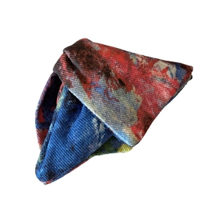 Pince à cheveux en tissu tie-dye rouge et bleu pour une coiffure élégante