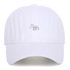 Détail de la broderie renard argenté sur casquette en coton sergé blanc de haute qualité