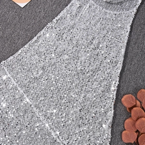 Gros plan détaillé des paillettes argentées scintillantes et de la texture du tissu en maille