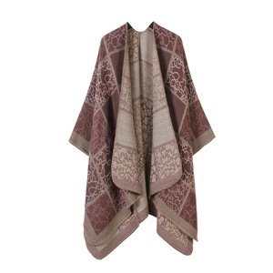 Détail du châle en tricot marron rouge et beige avec motifs géométriques et texture
