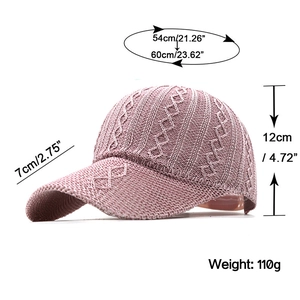 Rosa gestrickte Baseballkappe mit Hohlmuster und Perlen in der Seitenansicht