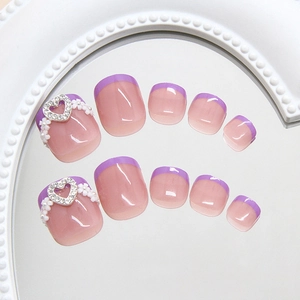 Unghie finte per piedi rosa con punte French viola e strass a cuore scintillanti