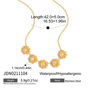 Détail du collier marguerite en acier inoxydable plaqué or 18K avec zircons blancs