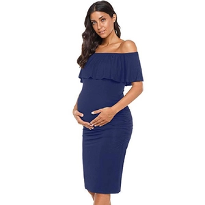 Dettaglio dello scollo con volant a spalle scoperte su abito premaman blu navy
