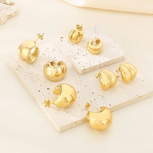 Boucles d'oreilles chic plaquées or 18K en acier inoxydable sur présentoir en pierre