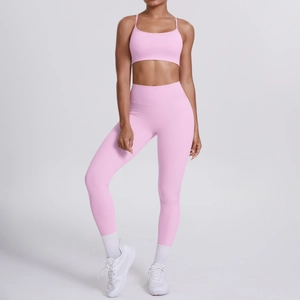Rosa Yoga-Set Detail mit Cross-Back Sport-BH und High-Waist-Leggings am Modell