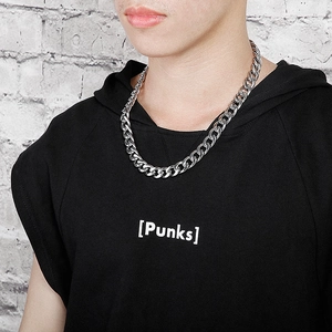 Primo piano della catena cubana in acciaio inossidabile lucido indossata da un uomo