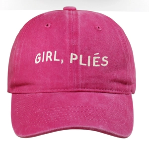Détail de la broderie blanche GIRL, PLIÉS sur casquette en coton rose délavé