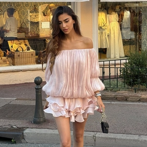 Off-Shoulder hellrosa Rüschenkleid aus Chiffon mit Plissee-Textur und elegantem Modestil