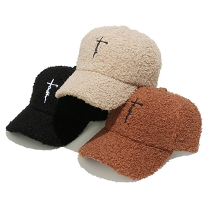 Berretti da baseball in pile teddy in tre colori con ricamo a croce Faith per donne